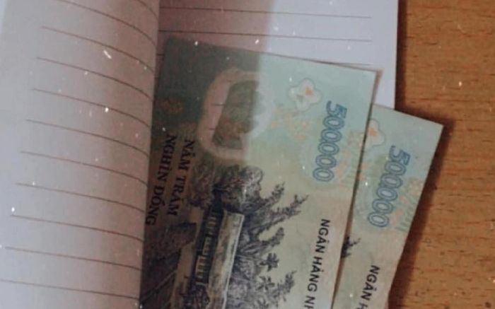 2 tờ tiền kẹp lâu ngày trong cuốn vở bị bỏ quên và câu chuyện xúc động về mẹ phía sau