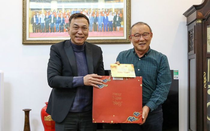 Chủ tịch VFF tặng quà Tết cho HLV Park Hang Seo và nói điều xúc động: 'LĐBĐ Việt Nam là nhà của ông'