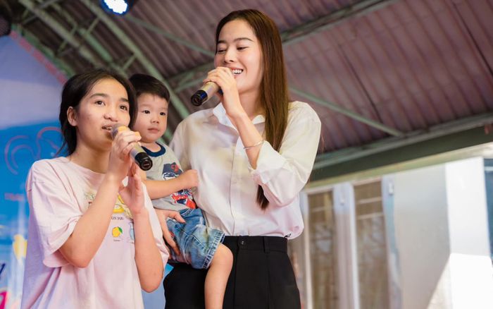 Nam Em biểu diễn văn nghệ trong chuyến từ thiện: Vừa hát vừa bồng em bé khiến ai cũng thích thú