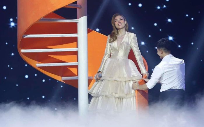 Khoe nhan sắc xinh đẹp, Mỹ Tâm 'gây lú' với bộ trang phục biểu diễn: 'Nhìn chị như chiếc bánh sinh nhật'