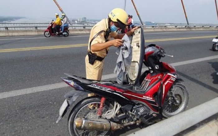 Để lại xe máy trên cầu, thanh niên làm điều bất ngờ trước mặt nhiều người dân ngay sáng mùng 1 Tết