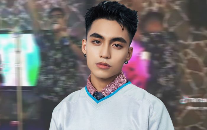 MONO xuất hiện hát karoke cùng bạn bè, phong cách khác lạ khiến fan dụi mắt mãi vẫn không nhận ra