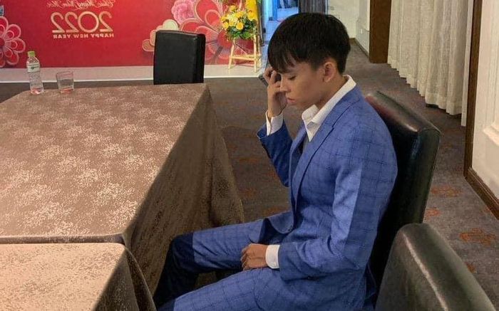 Hồ Văn Cường lặng lẽ ngồi ôn bài trước khi biểu diễn, fan tiết lộ: 'Thành công không phải ngẫu nhiên'