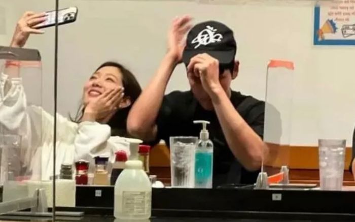 'Team qua đường' bắt gặp vợ chồng Park Shin Hye trốn con hẹn hò