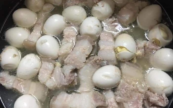 'Đỉnh cao' nồi thịt kho trứng 'trắng toát' ngày Tết khiến dân mạng khóc thét