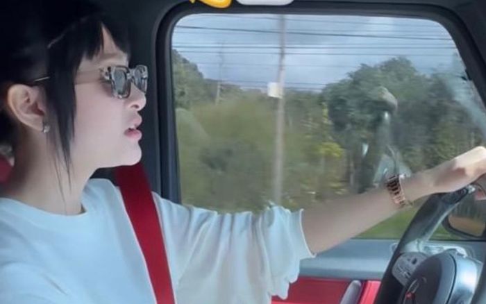 Hiền Hồ lộ diện với visual khác lạ trong 'xế hộp' tiền tỷ, tự tin vừa lái xe vừa hát