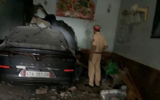 Ôtô húc thủng tường nhà dân, đâm tử vong người đàn ông đang ngủ
