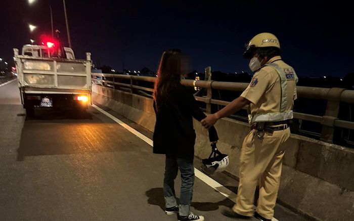 Định nhảy cầu quyên sinh lúc rạng sáng mùng 4 Tết, cô gái 'bừng tỉnh' sau khi nghe lời khuyên ngăn