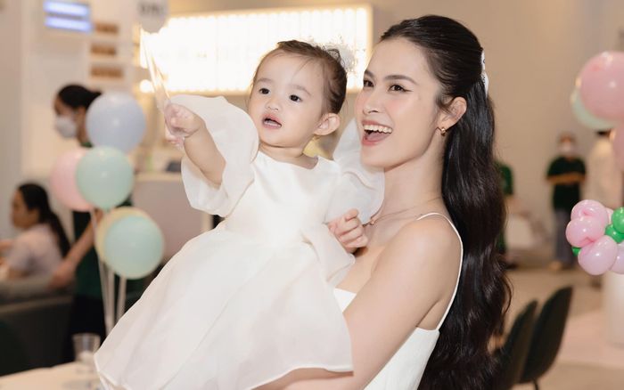 Bé Winnie hóa 'fan cứng' ngồi xem Đông Nhi hát, không ngừng khen ngợi mẹ khiến dân mạng 'lụi tim'