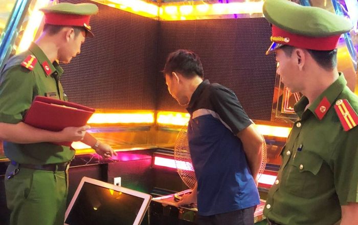 Quán karaoke bị kiểm tra, nữ chủ quán 'nổi điên' và hành động khó chấp nhận