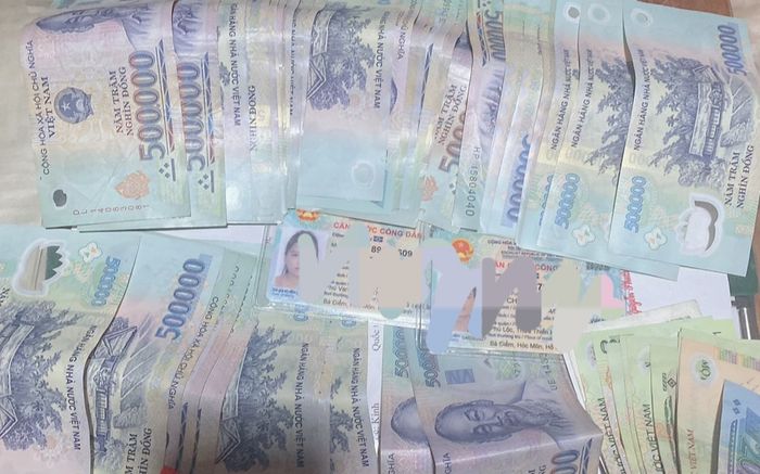 Khách bỏ quên túi tiền 'khủng' trên tàu, hành động của nhân viên khiến nhiều người cảm thán, khen ngợi