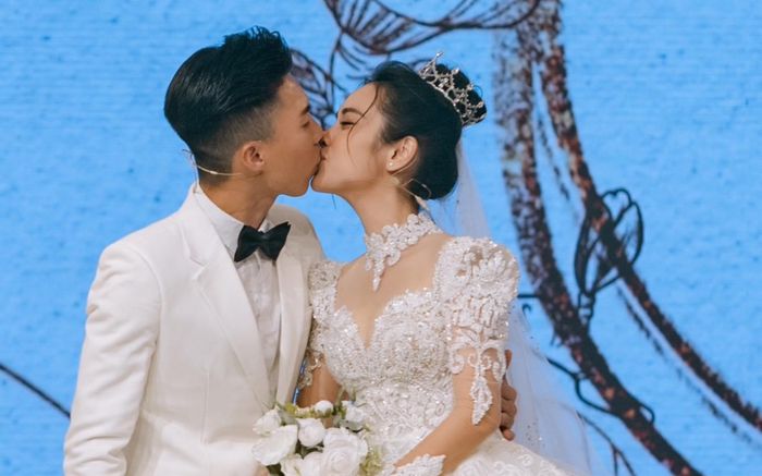 O Sen Ngọc Mai xúc động khi được ông xã cầu hôn sau 8 năm chờ đợi