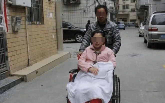 Vợ bại liệt nằm một chỗ suốt 8 năm đòi li hôn nhưng chồng không chịu vì lý do cực bất ngờ