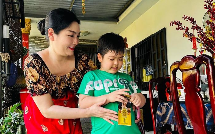 Nhật Kim Anh đưa quý tử về quê ngoại sum họp, nhóc tỳ hào hứng trổ tài nhiếp ảnh gia