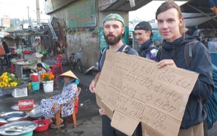 Ba người đàn ông ngoại quốc xin tiền đi du lịch tại Phú Quốc