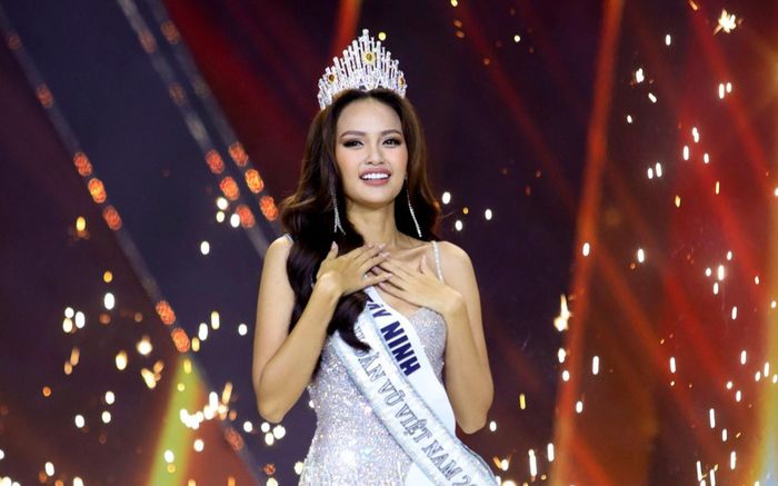 Trước Ngọc Châu, Kim Duyên và nhiều nàng Hậu Việt cũng vướng ồn ào về học vấn sau khi đăng quang