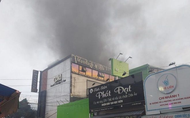 Cháy lớn tại cơ sở massage ở TP Thủ Đức, cột khói bốc cao nghi ngút