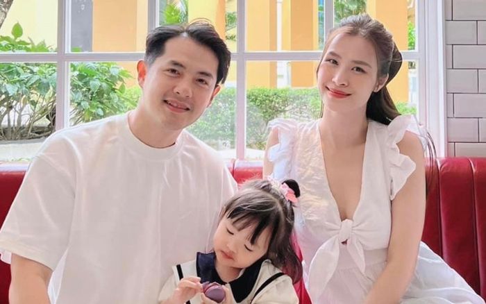 Bố mẹ hợp tác ăn khớp, nhóc tỳ nhà Đông Nhi có 'màn phá game' lại chỉ tập trung công cuộc ăn uống