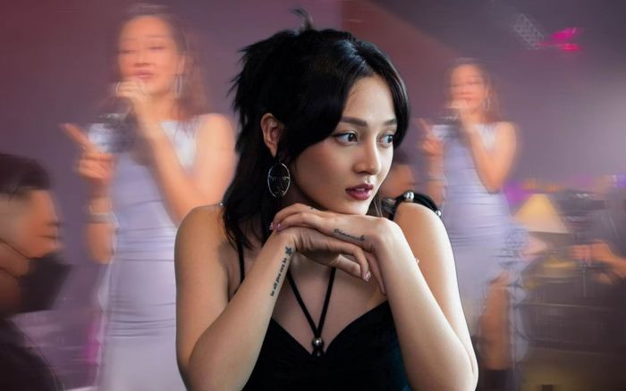 Giữa nghi vấn mang thai, xôn xao Bảo Anh lộ bụng to như vừa ăn 2 tô cơm trên sân khấu