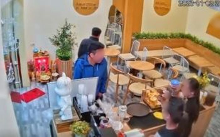Vào quán trà sữa, thanh niên bất ngờ hỏi: 'Ở đây có tay vịn không' và câu trả lời cực gắt của nhân viên