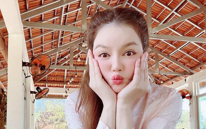 Bị netizen chê bai nhan sắc, Lý Nhã Kỳ phản pháo cực gắt