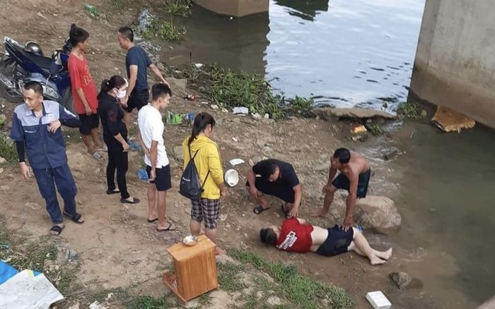 Đang câu cá cùng vợ bên bờ sông người đàn ông bất ngờ lao xuống nước, lý do khiến nhiều người hốt hoảng