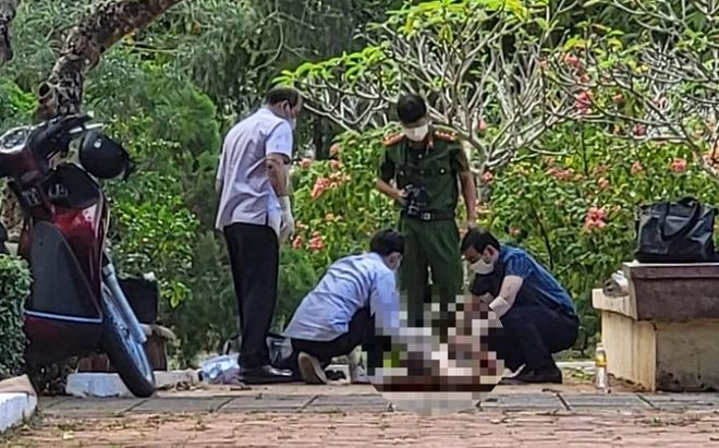 Trong khuôn viên đài liệt sĩ, người dân chứng kiến cảnh tượng 'ám ảnh'