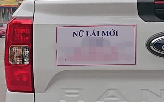 Tranh cãi nãy lửa tấm biển 'nữ lái mới' dán phía sau ô tô: Người thông cảm, người thấy chủ xe 'làm màu'