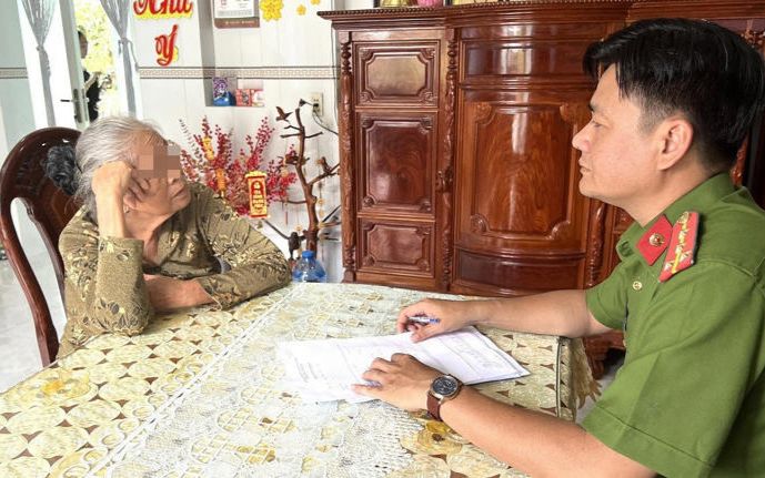 Cụ bà trình báo bị đối tượng lạ mặt xông vào phòng ngủ trói lại và cướp tài sản, nào ngờ sự thật phía sau