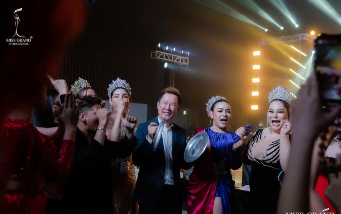 Ông Nawat vô tư cầm vung nồi 'quẩy' cùng dàn Hoa hậu, netizen ngán ngẩm: Nói cái chợ cũng không sai