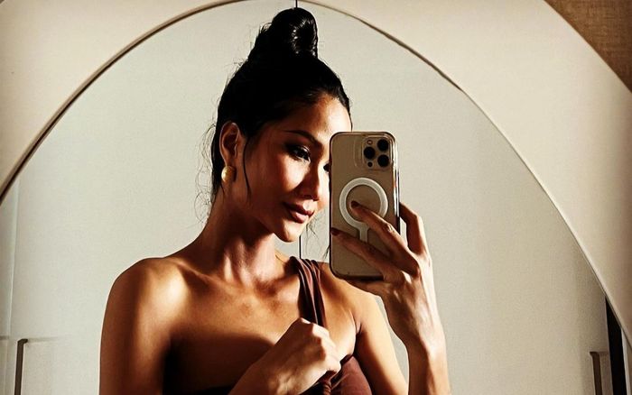 Khoe body như tượng tạc, H'Hen Niê vô tình gặp câu hỏi 'dở khóc dở cười'