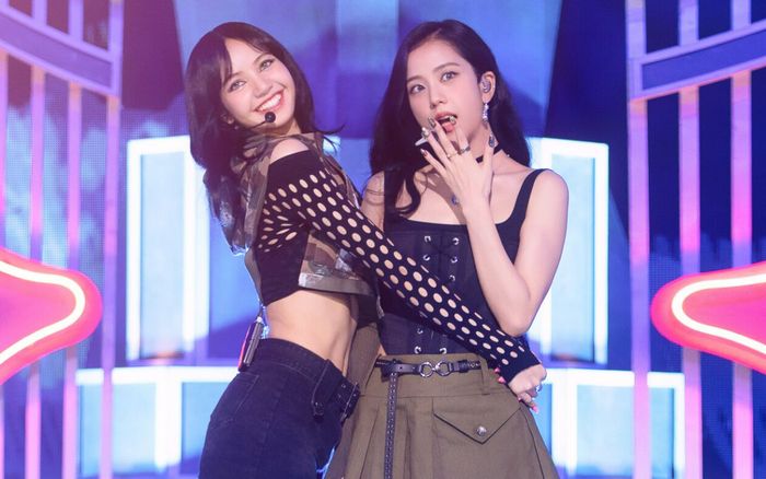 Jisoo chào thua trước vũ đạo 'ngoáy mông' của Lisa