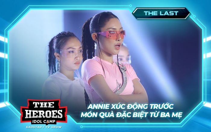 Annie xúc động trước món quà đặc biệt từ ba mẹ trong hậu trường The Heroes