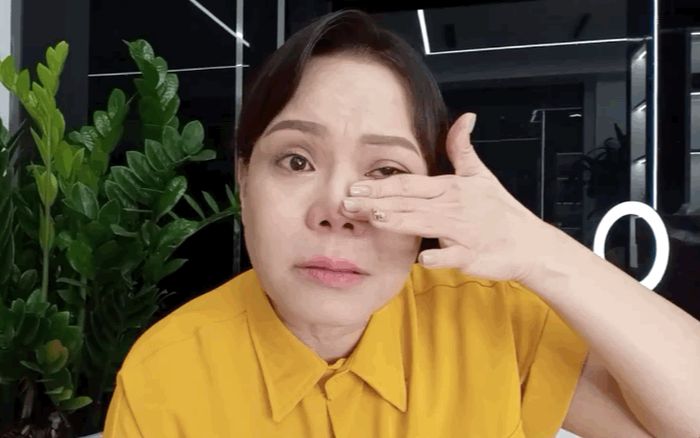 Mới đầu năm, nghệ sĩ Việt Hương đã gặp sự cố ở tay, rụng hết cả tóc, biết lý do ai cũng đồng cảm