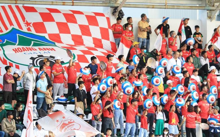 HAGL của bầu Đức và chuyện 9000 khán giả đến sân Pleiku: Tình yêu không vì ngôi sao