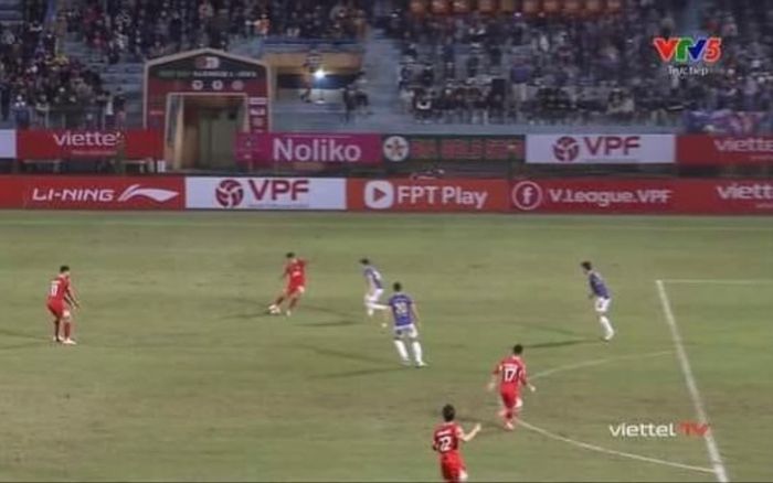 Khán giả phản ứng trọng tài bắt Hà Nội FC hoà Viettel