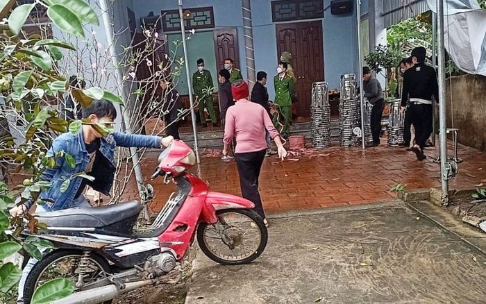 Nghe tiếng động bên nhà hàng xóm, người dân chạy sang thì thấy cảnh tượng kinh hoàng của 2 vợ chồng