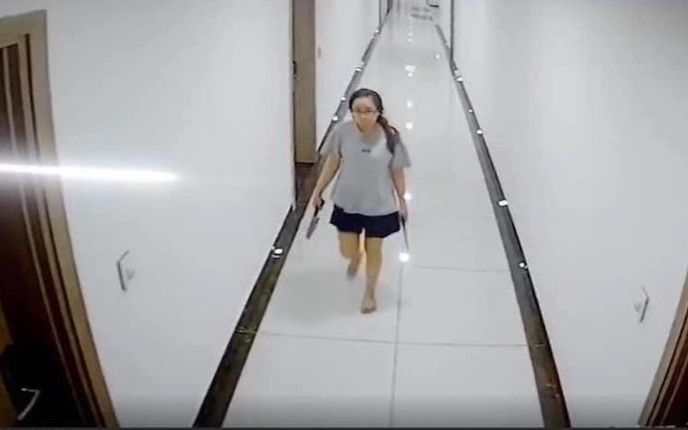 Xác minh thông tin người phụ nữ cầm dao đi dọc hành lang chung cư vì 'nghi ngờ bị theo dõi nhằm hãm hại'