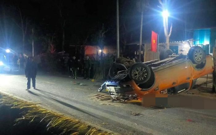 Xe bán tải lật đè làm 3 thiếu niên tử vong, 6 người bị thương