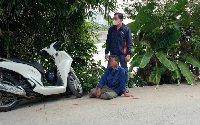 Người cha đứng không vững, ngồi thụp xuống khóc nức nở khi hay tin xác con gái nổi trên sông Sài Gòn