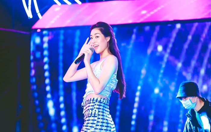 Xôn xao hình ảnh Hoa hậu Khánh Vân biểu diễn trên sân khấu, sẽ trở thành 'Người đẹp đi hát' tiếp theo?