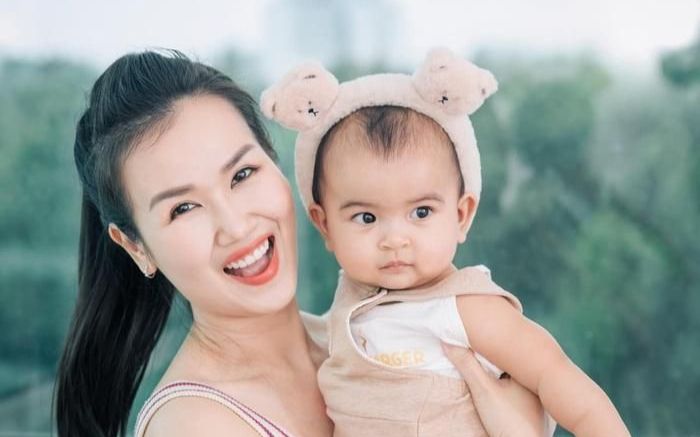 Nghe mẹ hát chay không nhạc, 'ái nữ' nhà Võ Hạ Trâm có hành động chuẩn 'con nhà nòi'