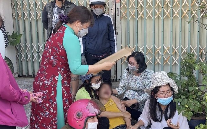 Mẹ ngã quỵ, gào khóc thảm thiết khi hay tin thi thể con gái nằm dưới gầm xe đưa đón