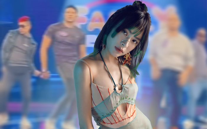 Nam cầu thủ mừng rỡ khoe với mẹ được nhảy See Tình của Hoàng Thùy Linh trên truyền hình