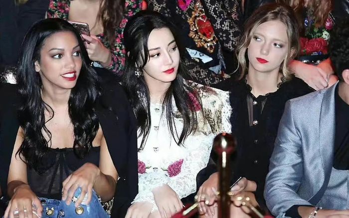 Chỉ một khoảnh khắc ngồi cạnh sao quốc tế, Địch Lệ Nhiệt Ba chứng minh đẳng cấp nhan sắc tựa nữ thần