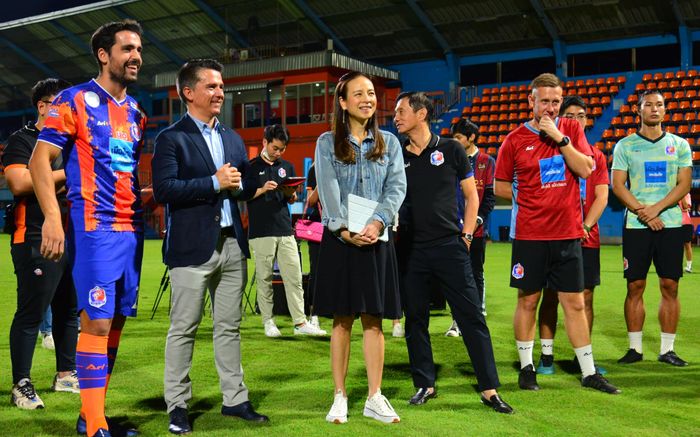 V.League: 22 năm vẫn nghèo, bao giờ giàu như Thai League?