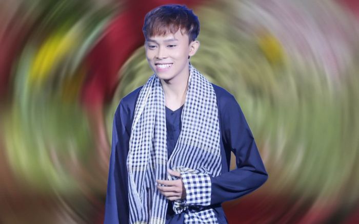 Lâu lâu xuất hiện, Hồ Văn Cường gây xôn xao với hình ảnh nằm giữa đống tiền