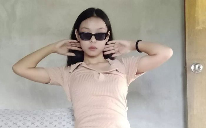 Phát hiện 'chị em thất lạc' của Jennie (BLACKPINK): Nhan sắc giống nhau đến ngỡ ngàng