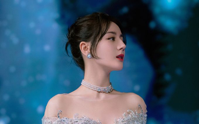 Địch Lệ Nhiệt Ba được khuyên 'xuất ngoại' vì visual đẹp xứng tầm quốc tế