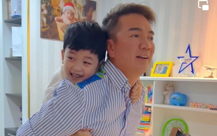 Đàm Vĩnh Hưng nghẹn ngào tiết lộ không có tuổi thơ bên cha